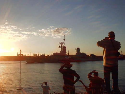 Dive HMAS Brisbane - Her Story Image Gallery  The HMAS BRISBANE entering the BRISBANE River